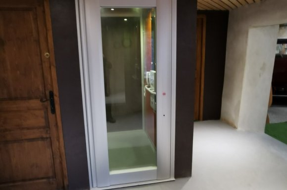 Installateur d'ascenseur à utilisation privé entre deux étages d'une maison à Belley